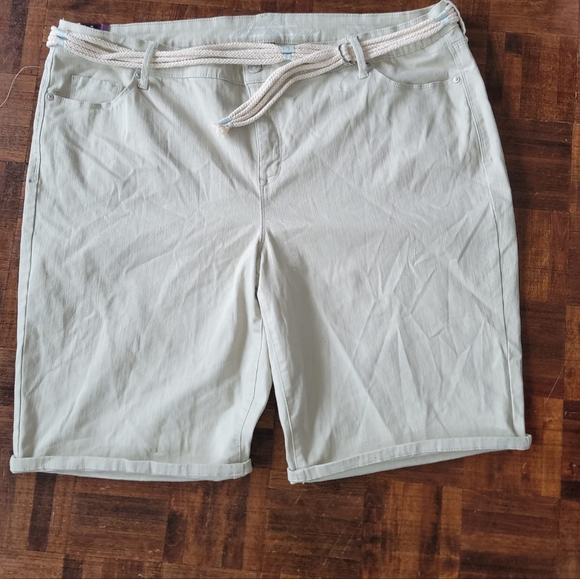 New women's short - Picture 1 of 3